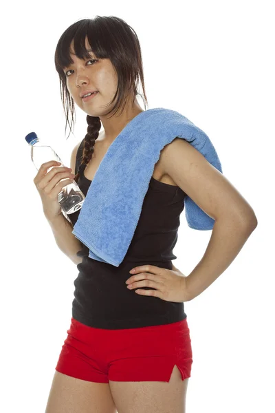 Giovane donna asiatica con una racchetta da ping-pong isolata su bianco — Foto Stock