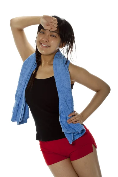 Bella giovane donna asiatica con asciugamano dopo il fitness — Foto Stock