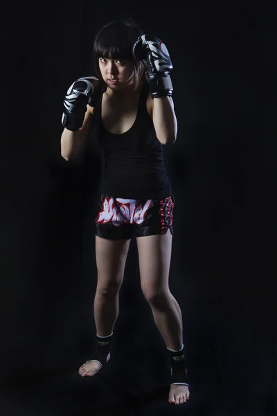 Joven mujer asiática Muay Thai luchador en posición defensiva — Foto de Stock