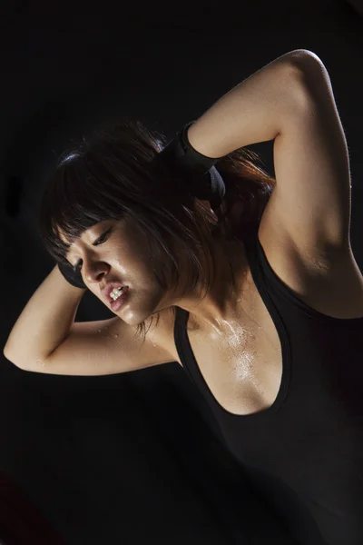 Sudorazione giovane asiatico donna working out — Foto Stock