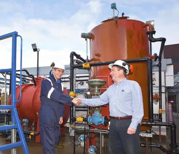 Zwei petrochemische Auftragnehmer schließen vor einem Ölgeschäft einen Deal ab — Stockfoto