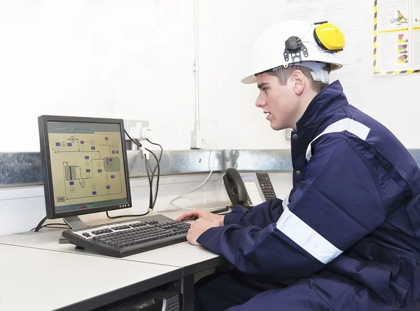 Jeune ingénieur travaillant avec ordinateur au bureau — Photo