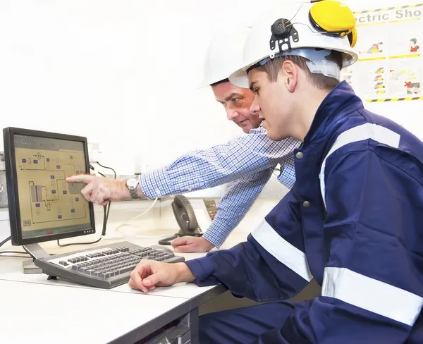 Ingenieros senior y junior discuten trabajo juntos en la oficina — Foto de Stock