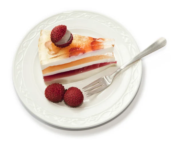 Вкусный пирог на тарелке изолирован на белом — стоковое фото