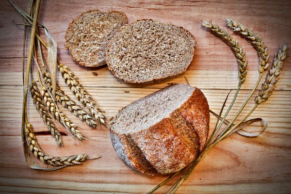 Свежий хлеб на деревянном столе — стоковое фото