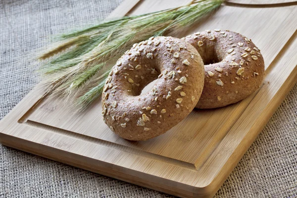 Bagels op brood bord — Stockfoto