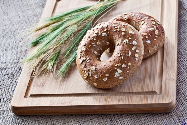 Bagels på brød bord - Stock-foto