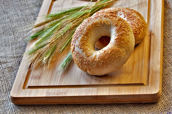 Bagels on bread board — Stock Photo, Image