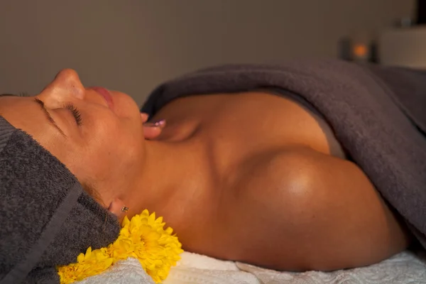 Obličejová masáž v salonu spa — Stock fotografie