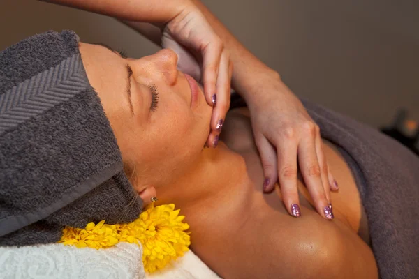 Facial massage at SPA salon — Stock Photo, Image