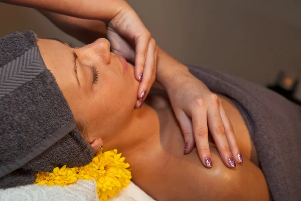 Facial massage at SPA salon — Stock Photo, Image
