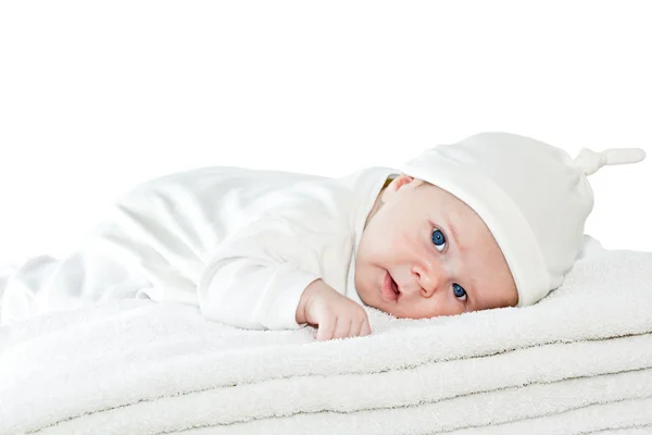 Blaue Augen Baby Junge auf weißen Handtüchern — Stockfoto