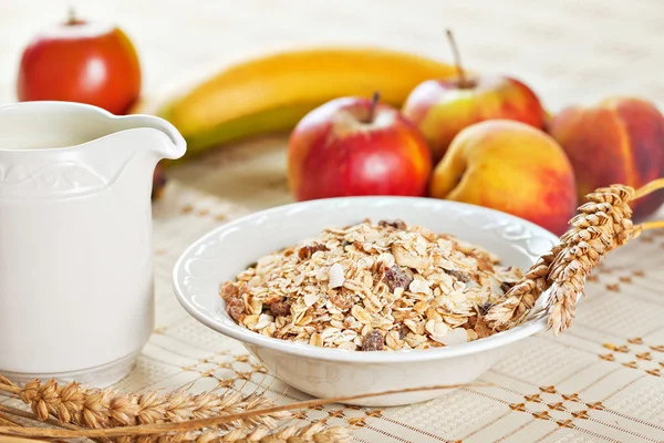 Tigela de muesli para café da manhã com frutas — Fotografia de Stock