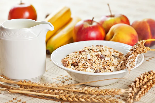 Tigela de muesli para café da manhã com frutas — Fotografia de Stock