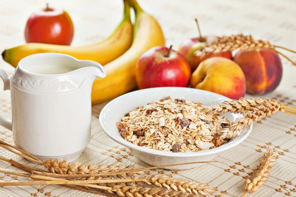 Tigela de muesli para café da manhã com frutas — Fotografia de Stock