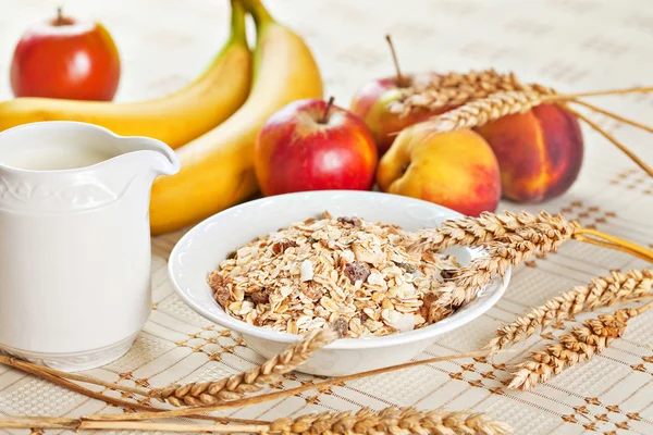 Tigela de muesli para café da manhã com frutas — Fotografia de Stock