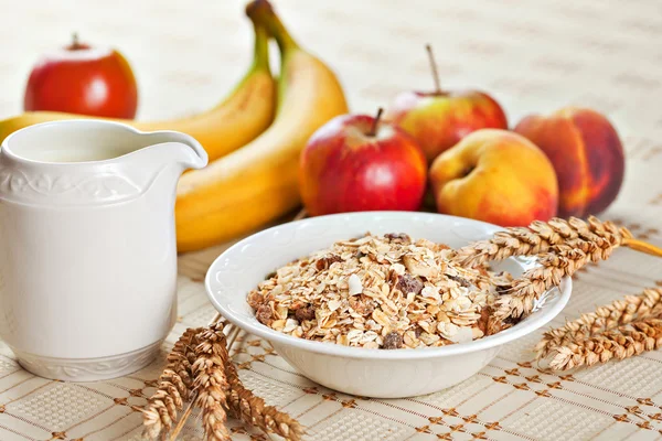 Tigela de muesli para café da manhã com frutas — Fotografia de Stock