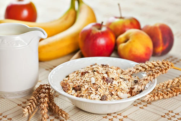 Tigela de muesli para café da manhã com frutas — Fotografia de Stock