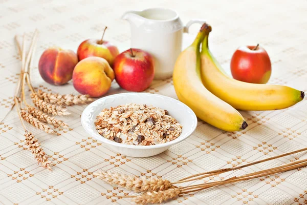 Kahvaltıda meyve ile müsli kase — Stok fotoğraf