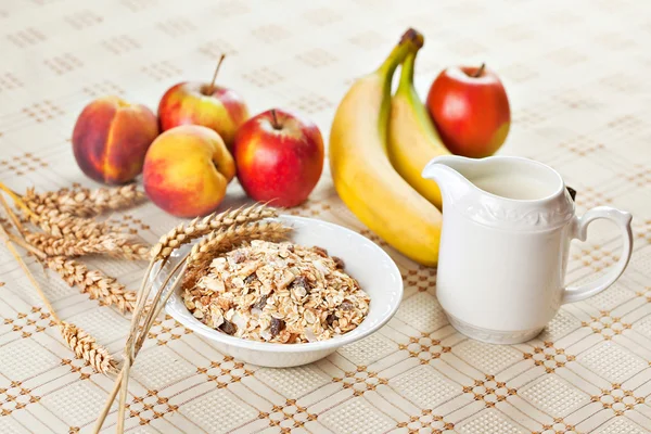 Tigela de muesli para café da manhã com frutas — Fotografia de Stock
