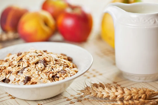 Tigela de muesli para café da manhã com frutas — Fotografia de Stock