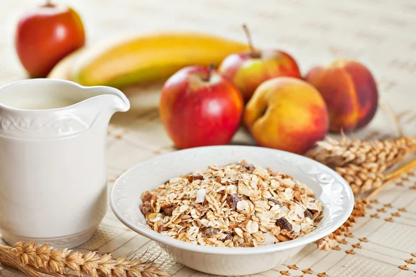 Tigela de muesli para café da manhã com frutas — Fotografia de Stock