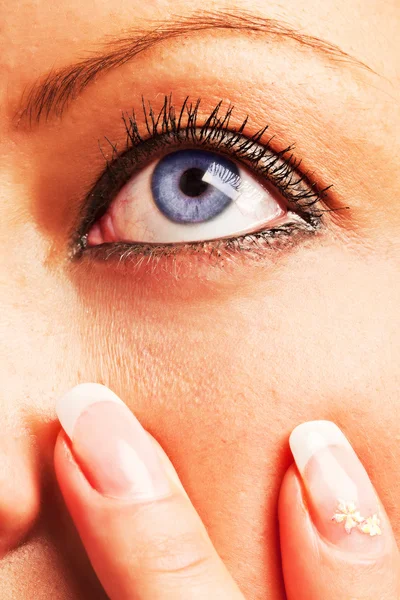 Kaukasiska flickans blått öga — Stockfoto