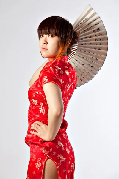 Κινεζικό μοντέλο, στο παραδοσιακό cheongsam φόρεμα — Φωτογραφία Αρχείου