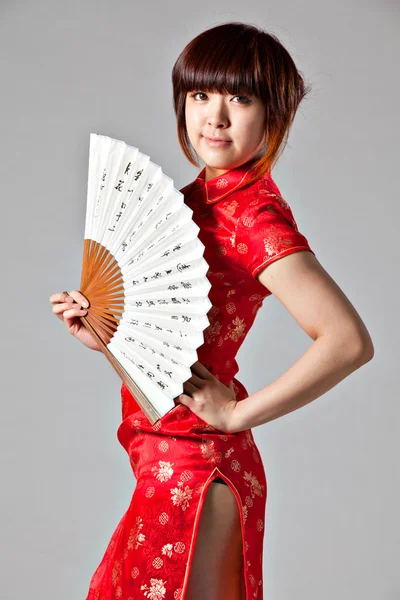 Chinesisches Model in traditioneller Cheongsam-Kleidung — Stockfoto