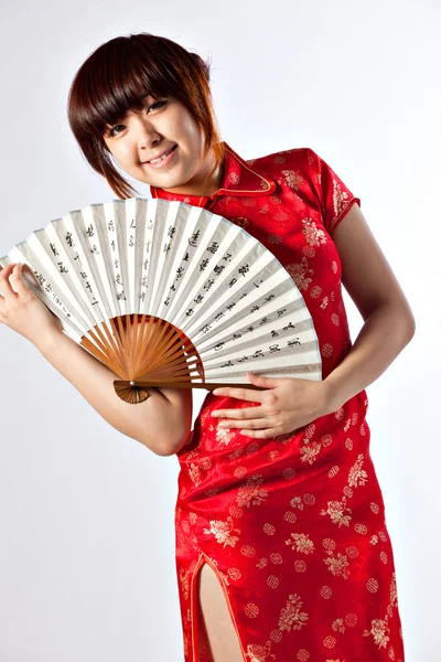 Čínský model v tradiční cheongsam šaty — Stock fotografie
