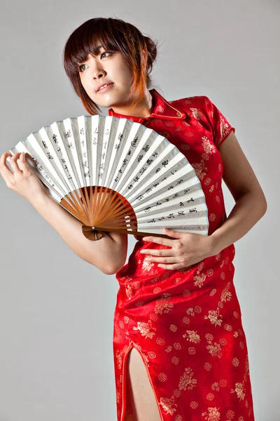 Modello cinese in abito tradizionale Cheongsam — Foto Stock