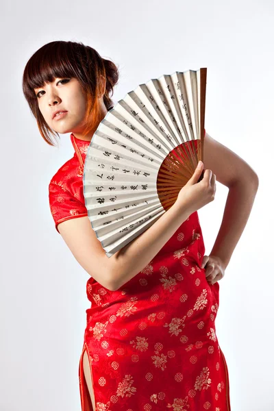 Chinese model in traditionele cheongsam jurk — Stockfoto