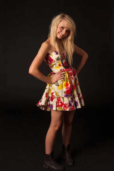 Schöne blonde Mädchen posiert im Studio — Stockfoto