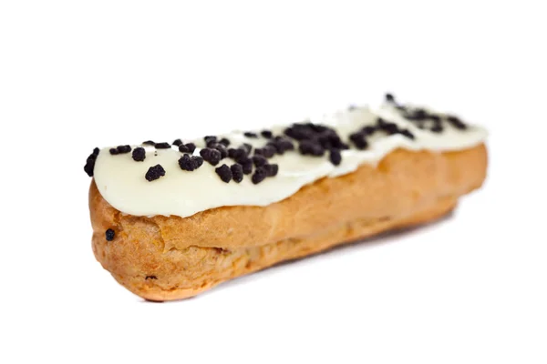 Eclair auf weißem Hintergrund — Stockfoto