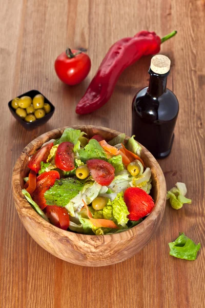 Ciotola di legno con insalata — Foto Stock