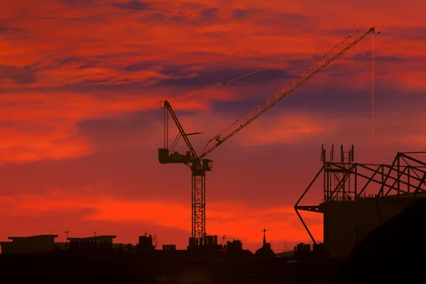 Kraan op een zonsondergang achtergrond — Stockfoto