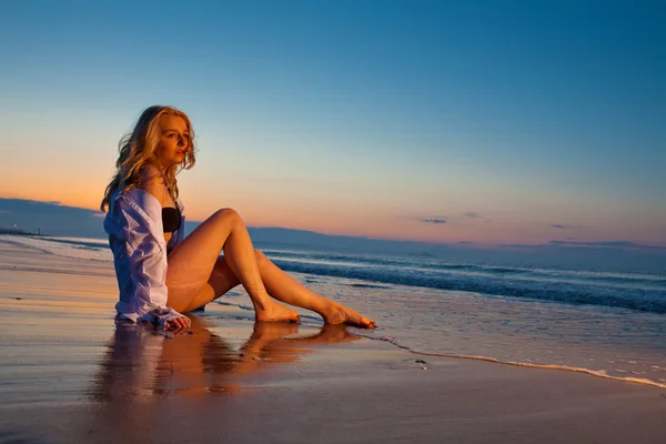 सुनहरे बालों वाली लड़की समुद्र तट पर — स्टॉक फ़ोटो, इमेज