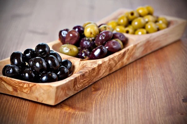 Olika gröna, svarta och blandade marinerade oliver — Stockfoto