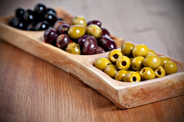 Variedad de aceitunas marinadas verdes, negras y mixtas — Foto de Stock