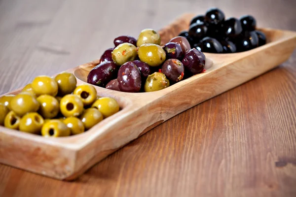 Variedad de aceitunas marinadas verdes, negras y mixtas — Foto de Stock