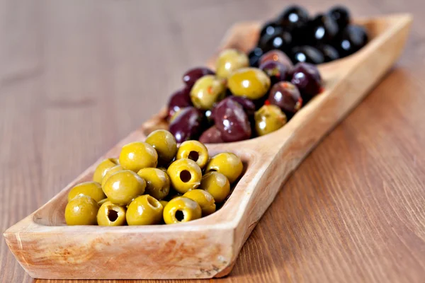 Variedad de aceitunas marinadas verdes, negras y mixtas —  Fotos de Stock