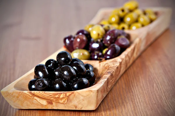 Olika gröna, svarta och blandade marinerade oliver — Stockfoto
