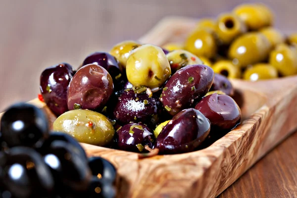 Çeşit çeşit yeşil, siyah ve karışık zeytin. — Stok fotoğraf