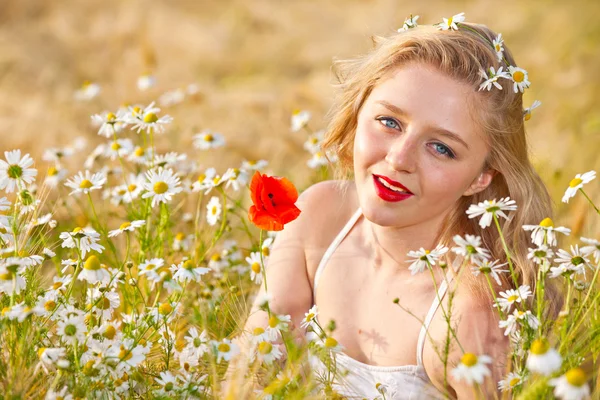 Chica rubia en el campo de manzanilla — Foto de Stock