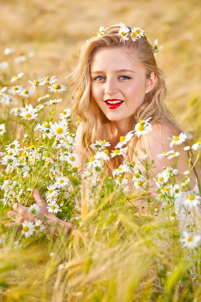Blond meisje op het veld kamille — Stockfoto