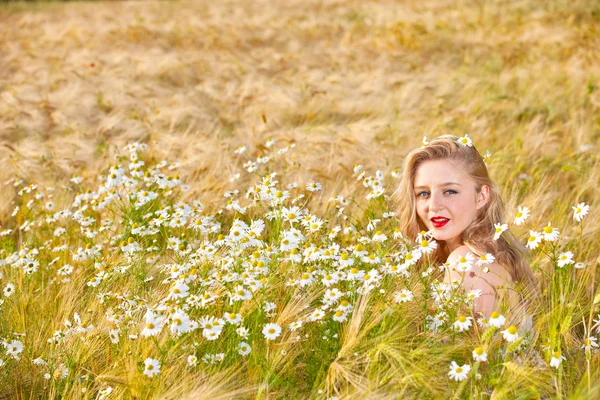 Chica rubia en el campo de manzanilla — Foto de Stock