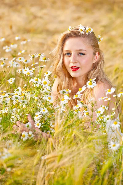 Blond tjej på fältet camomile — Stockfoto