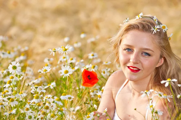 Blond girl on the camomile field — Stock Photo, Image