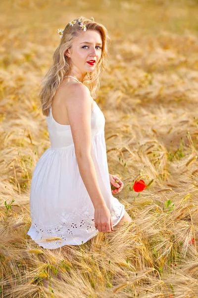 Portrait of beautiful girl in field — Stock Photo, Image