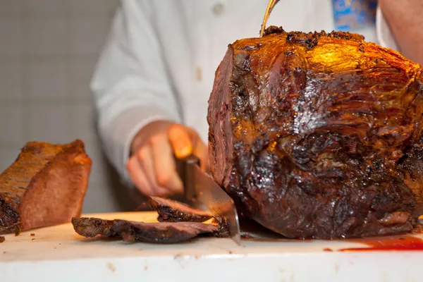 Roast meat is being carved — Stock Photo, Image